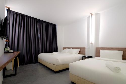 1 double bed, 1 twin bed