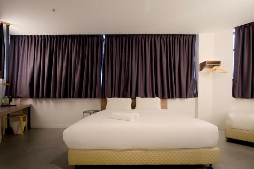3 twin beds