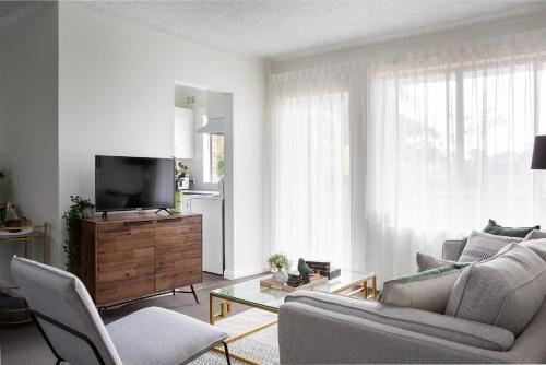 Sunny Apartment in Quiet and Green Neighbourhood - image 9