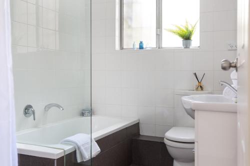 Sunny Apartment in Quiet and Green Neighbourhood - image 10