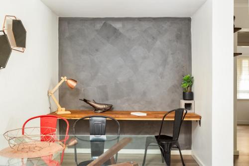 Suburban Two-bed Apartment with Parking and Patio - image 7