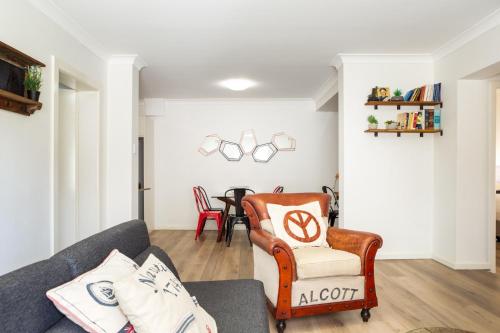 Suburban Two-bed Apartment with Parking and Patio - image 6