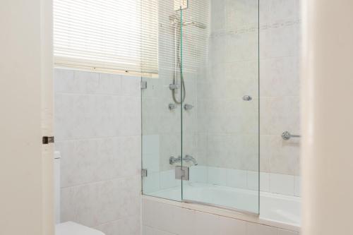 Suburban Two-bed Apartment with Parking and Patio - image 7