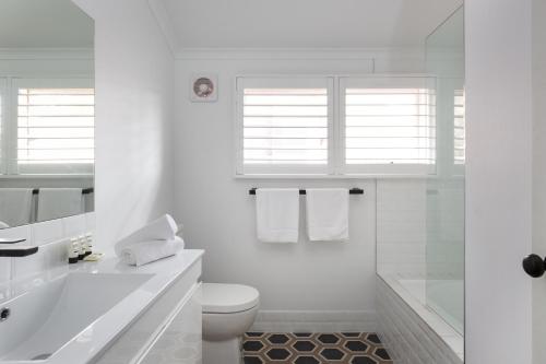 Elegant 3-Bed Heritage House near Parks and Cafes - image 16