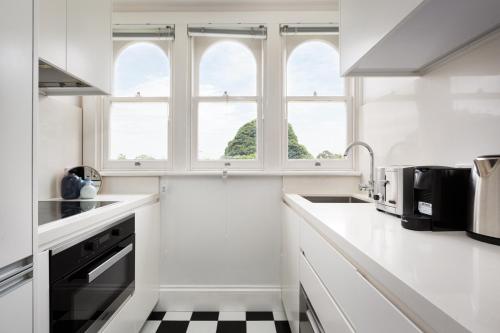 Executive Studio With Patio Near Trains - image 9