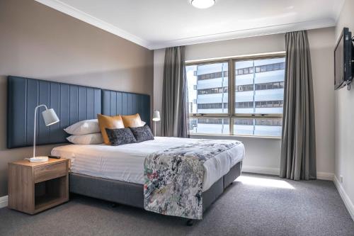 Central 1-Bed with Parking Pool Sauna & Gym - image 8
