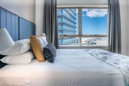 Central 1-Bed with Parking Pool Sauna & Gym - image 5