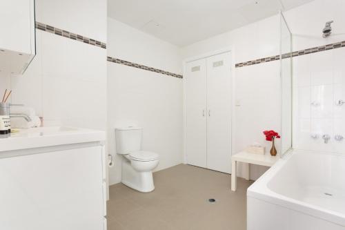 Chic Unit with Rooftop Terrace near Sights & Shops - image 4