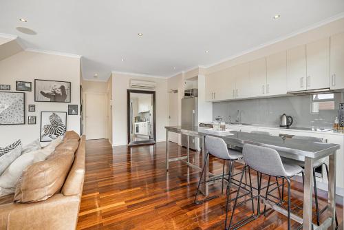 Stunning 2-Bed Unit with BBQ Patio near Dining - image 3