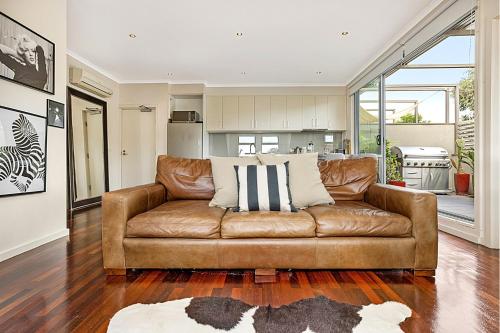 Stunning 2-Bed Unit with BBQ Patio near Dining - image 4