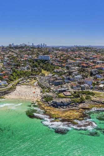 Bronte Beach Coastal Apartment with Ocean View - image 7