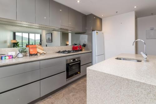 Executive Balcony Apartment in Central Canberra - image 2