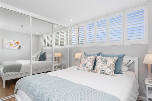 Modern Manly Apartment with Stunning Views Pool - image 2