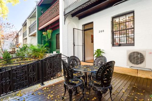 Beautiful 2-Bed Terrace House with Outdoor Areas - image 12