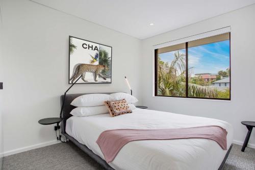 North-East Facing Modern 2-bed Apartment - image 3