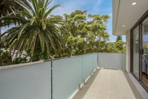 North-East Facing Modern 2-bed Apartment - image 10