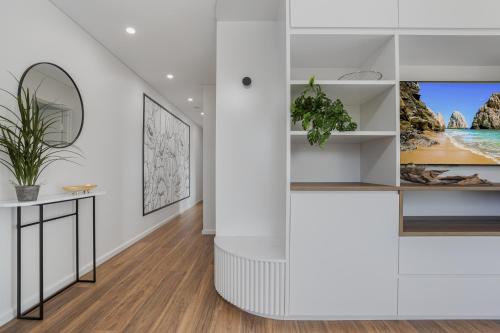 North-East Facing Modern 2-bed Apartment - image 8