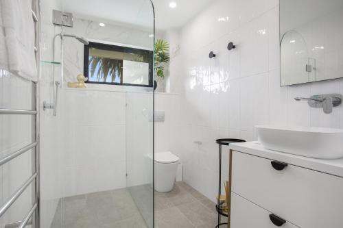 North-East Facing Modern 2-bed Apartment - image 9