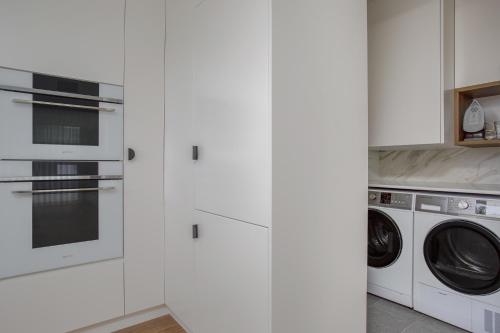 North-East Facing Modern 2-bed Apartment - image 2