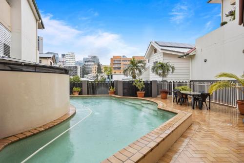 Comfy 2-bed With Pool And Secure Parking - Spring Hill