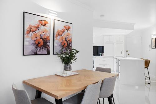 Comfy 2-Bed with Pool and Secure Parking - image 3