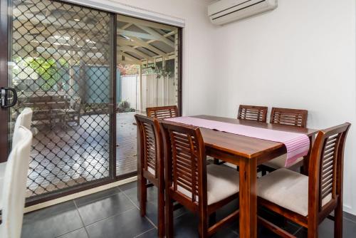 Spacious and Restful Holiday Home with Backyard in بلكونين