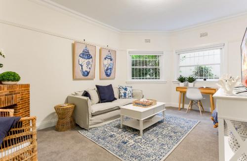 Art Deco Apartment Meters Away From The Beach Sydney