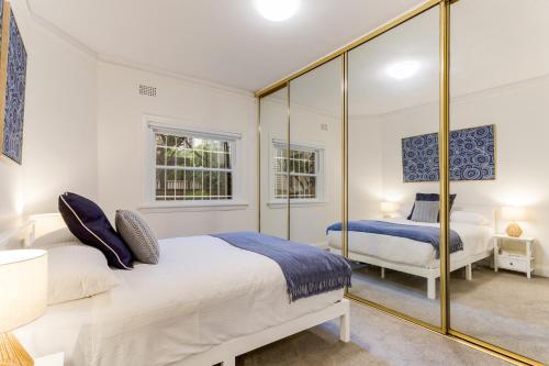 Art Deco Apartment Meters Away From The Beach - image 3