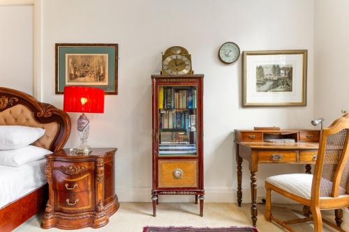 Eclectic Art Deco Apartment in great location - image 5