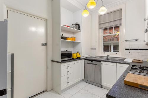 Eclectic Art Deco Apartment in great location - image 8