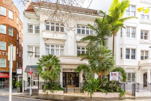 Eclectic Art Deco Apartment in great location - image 7