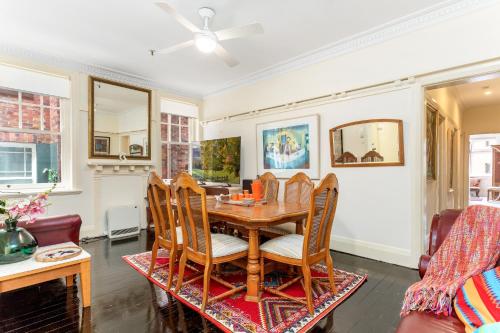 Eclectic Art Deco Apartment in great location - image 9