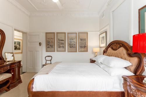 Eclectic Art Deco Apartment in great location - image 7