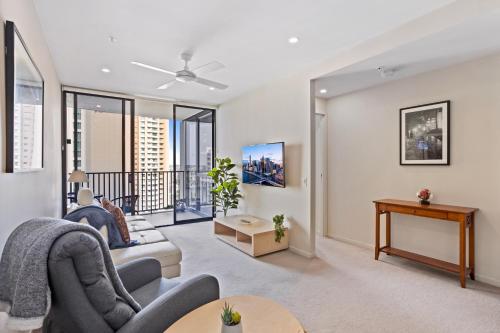 Cosy 1-Bed with River Views Pool Gym & BBQ - image 5