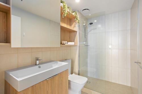 Cosy 1-Bed with River Views Pool Gym & BBQ - image 3