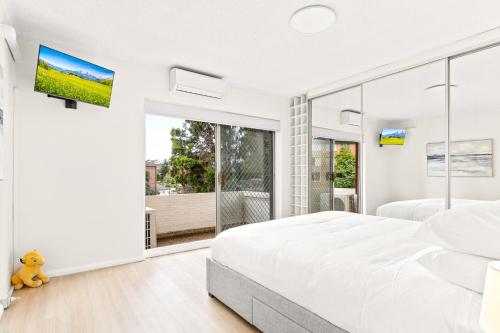 Bright and convenient apartment close to shops - image 10