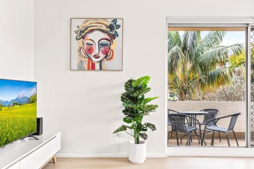 Bright and convenient apartment close to shops