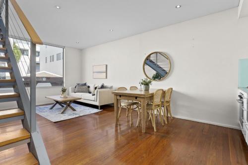 Beautiful Bondi 1-Bed Apartment Meters from Beach - image 8