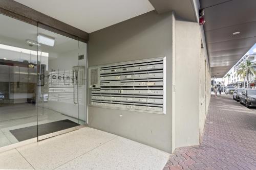 Beautiful Bondi 1-Bed Apartment Meters from Beach - image 2