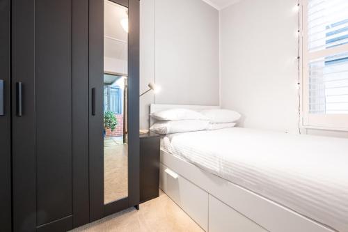 Delightful 4-Bed Home near Centennial Park - image 3