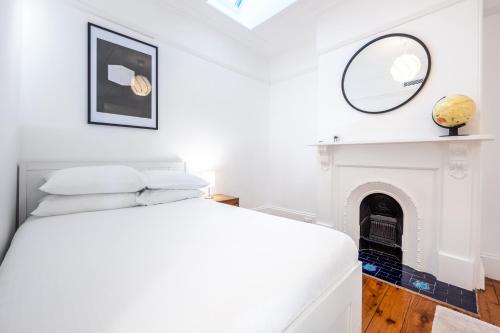 Delightful 4-Bed Home near Centennial Park - image 7