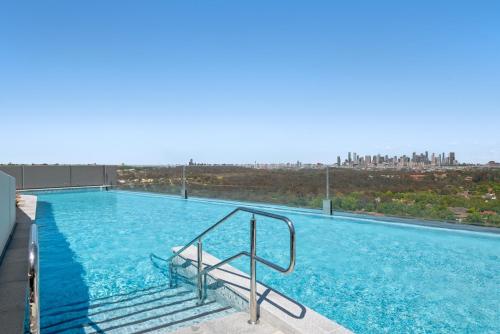 Skyview1-Bed, Infinity Pool, Cinema, Gym & BBQ in Alphington