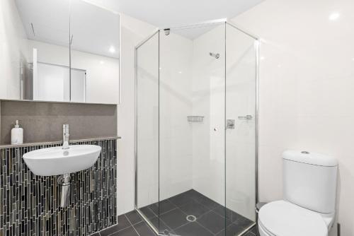 Stunning River View 2-Bed with Pool Sauna and Gym - image 5