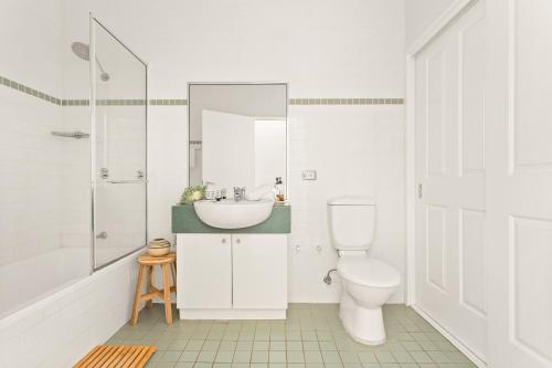 Spacious 2-Bed Townhouse with a Lush Courtyard - image 8