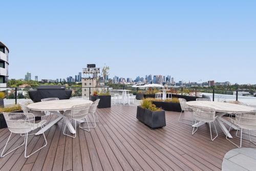 Executive 2-Bed Apartment with Views Gym and Pool - image 5