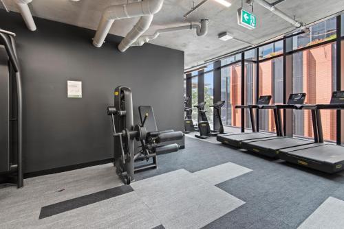 Executive 2-Bed Apartment with Views Gym and Pool - image 2