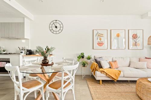 Coastal 2-Bed Apartment near Beach - image 11