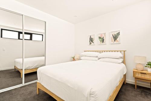 Coastal 2-Bed Apartment near Beach - image 9