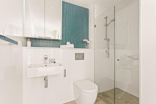 Coastal 2-Bed Apartment near Beach - image 12