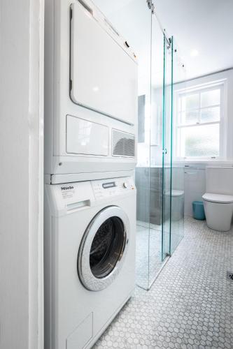 Snug 1-Bed Unit Across from Bondi Beach - image 6